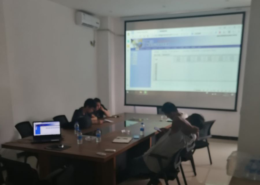 公墓園區(qū)的工作人員，正在手機(jī)上使用公墓管理軟件